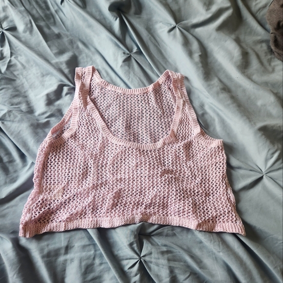 ARITIZIA- PINK FISHNET CROP TOP - Picture 2 of 2
